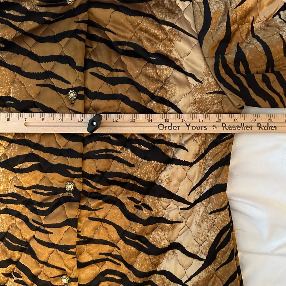 Vintage 60s Tiger Print Quilted House Dress Robe Sz 10 Union Made Velvet Neck - Picture 10 of 12